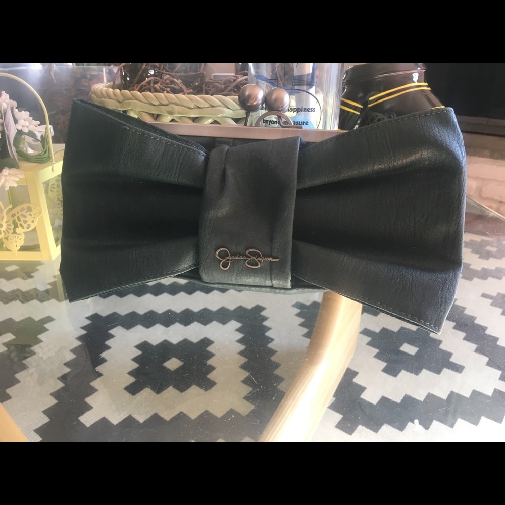 Jessica Simpson - bow clutch